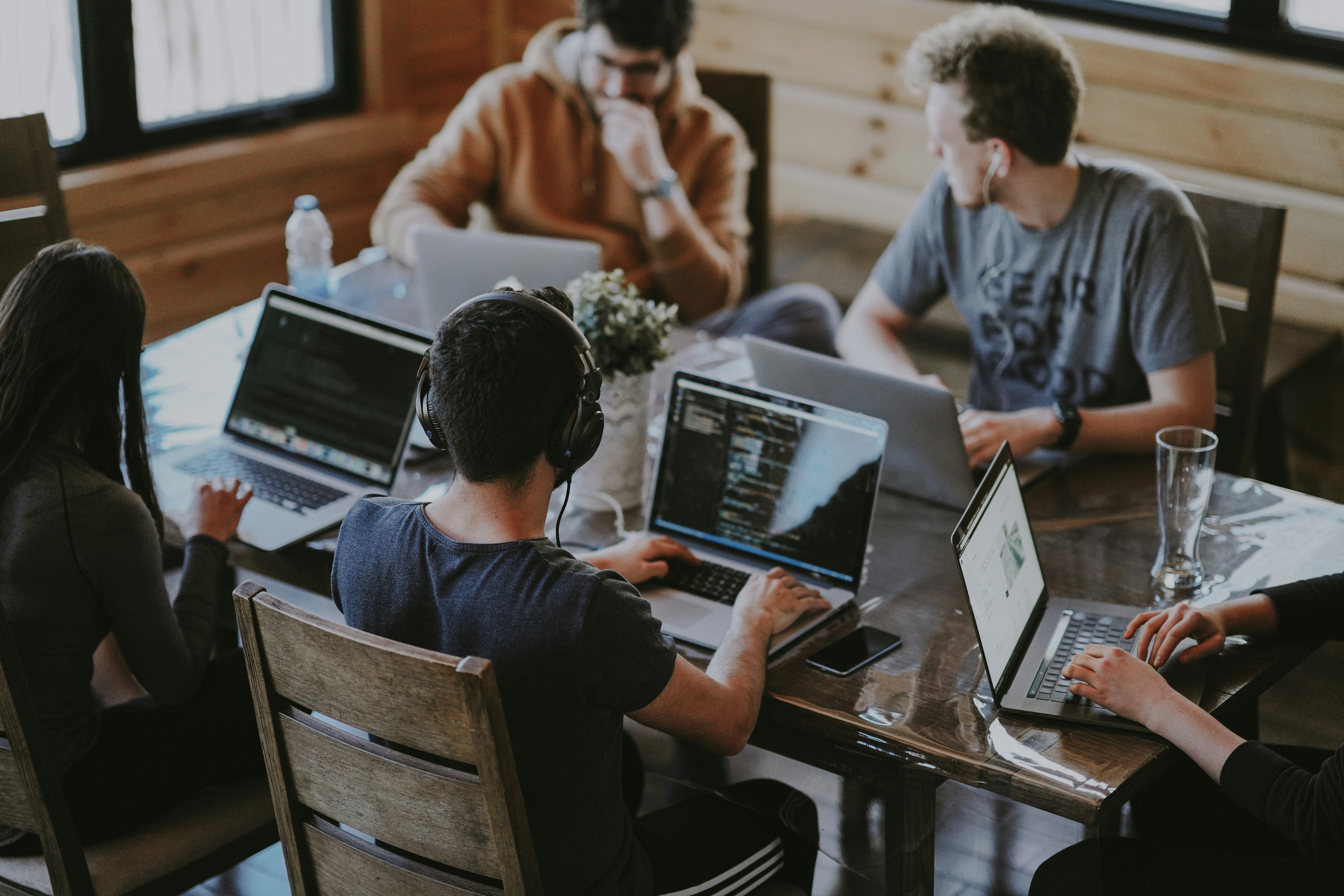 Equipo revisando planificación de turnos en una empresa española